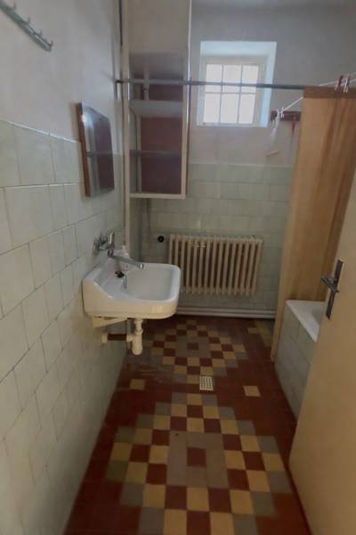 Bývajte vo svojom : dom a  pozemok 690 m², Veľké Ripňany 77.000,-EUR - Kúpeľňa s umývadlom, zrkadlom a radiátorom, Rodinný dom.