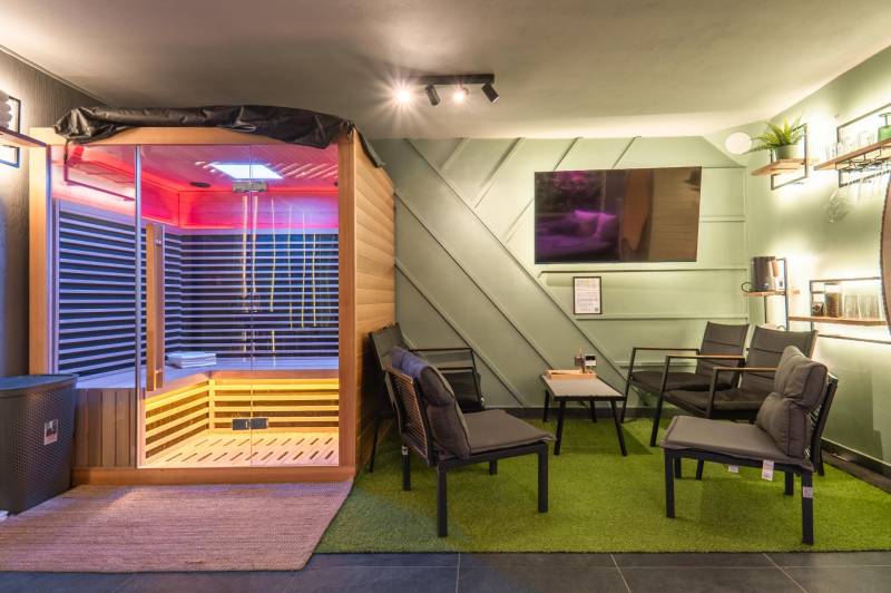 | Luxusný dvojúrovňový mezonet v Starom Meste - Sauna s relaxačnou zónou, kreslá, umelé trávniky a televízor v 3-izbovom byte.