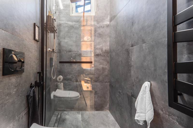 | Luxusný dvojúrovňový mezonet v Starom Meste - Kúpeľňa v 3-izbovom byte s modernými sivými obkladmi a sprchovým kútom.