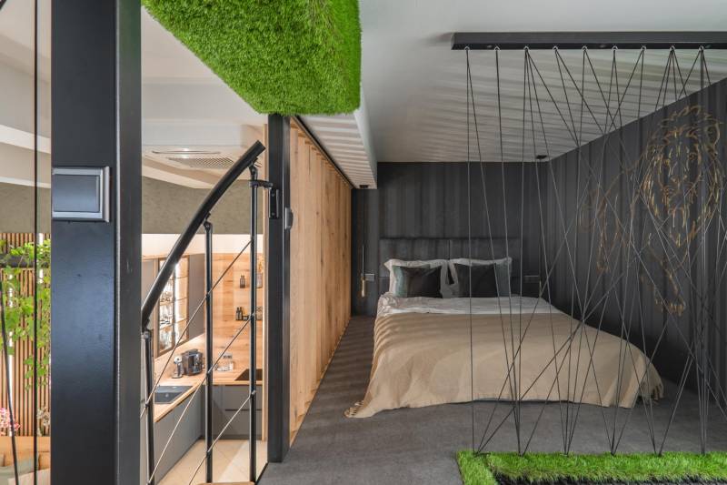 | Luxusný dvojúrovňový mezonet v Starom Meste - Spálňa v 3-izbovom byte s trávovým stropom a originálnou kovovou konštrukciou.