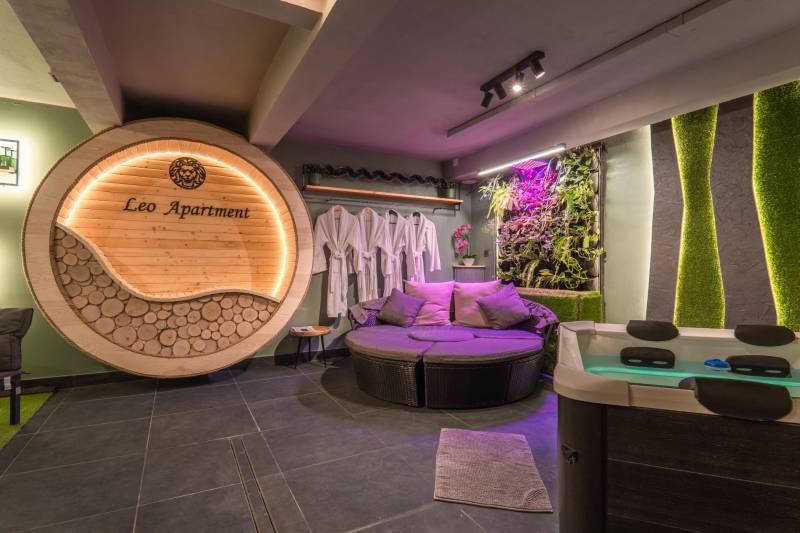 | Luxusný dvojúrovňový mezonet v Starom Meste - Wellness zóna s vírivkou, zelenou stenou a pohodlným posedením v 3-izbovom byte.