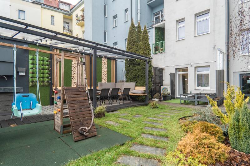 I Luxusný byt v historickom centre Bratislavy - Dvor 2-izbového bytu na Námestí 1.mája v Bratislave - Staré Mesto s terasou a ihriskom.