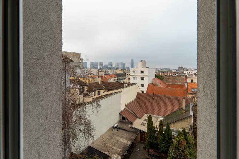 I Luxusný byt v historickom centre Bratislavy - Výhľad na strechy a budovy štvrte v Bratislave - Staré Mesto z 2-izbového bytu.