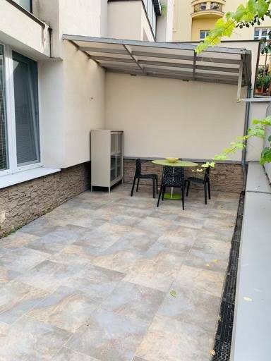 Na predaj 2-i byt s terasou pri Bratislavskom hrade - Terasa so stolíkmi a stoličkami v 2-izbovom byte na ulici Palisády.