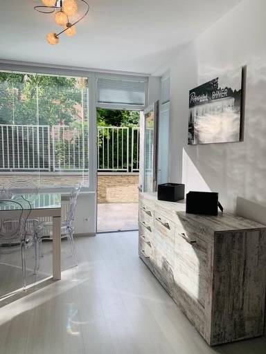 Na predaj 2-i byt s terasou pri Bratislavskom hrade - Svetlá obývačka v 2-izbovom byte na ulici Palisády s výhľadom na terasu.