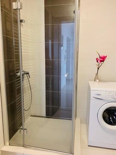 Na predaj 2-i byt s terasou pri Bratislavskom hrade - Sprchový kút a práčka na Palisádoch v 2-izbovom byte, kúpeľňe svetlo ladenej.