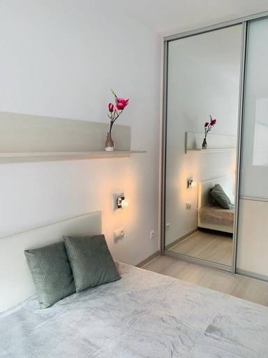 Na predaj 2-i byt s terasou pri Bratislavskom hrade - Svetlá spálňa na ulici Palisády s veľkými zrkadlami v 2-izbovom byte.