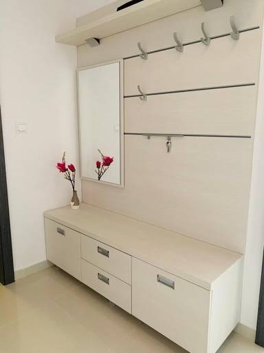 Na predaj 2-i byt s terasou pri Bratislavskom hrade - Svetlý nábytok, zrkadlo a šuplíky v 2-izbovom byte na ulici Palisády.