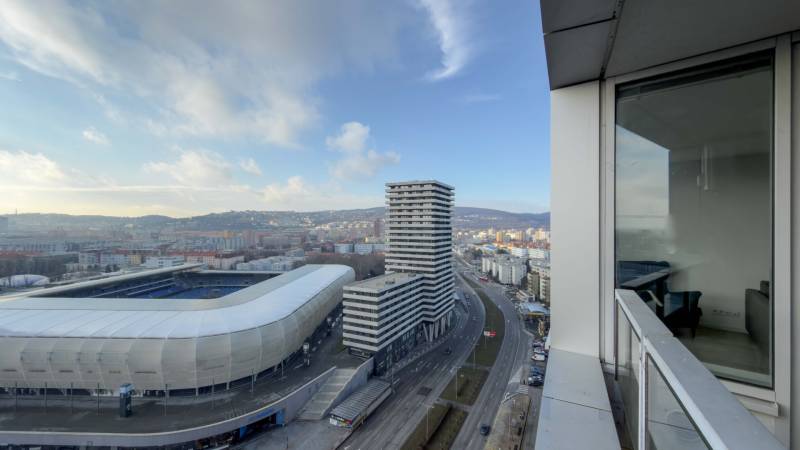 I na predaj 2i byt v komplexe Tri Veže na Bajkalskej - Výhľad na Bratislavu z 2-izbového bytu na Bajkalskej s panorámou štadióna a mesta.