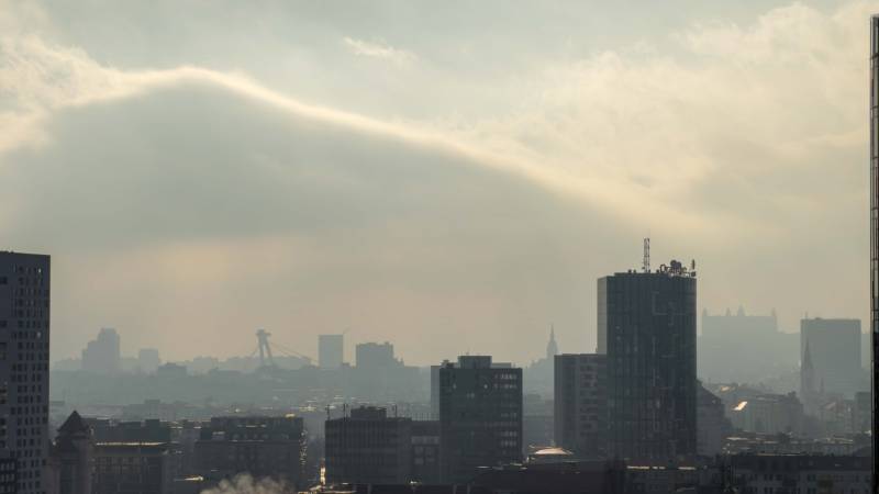 I na predaj 2i byt v komplexe Tri Veže na Bajkalskej - Panoráma mesta Bratislava s výhľadom na Most SNP a mestské budovy v hmlistom prostredí.