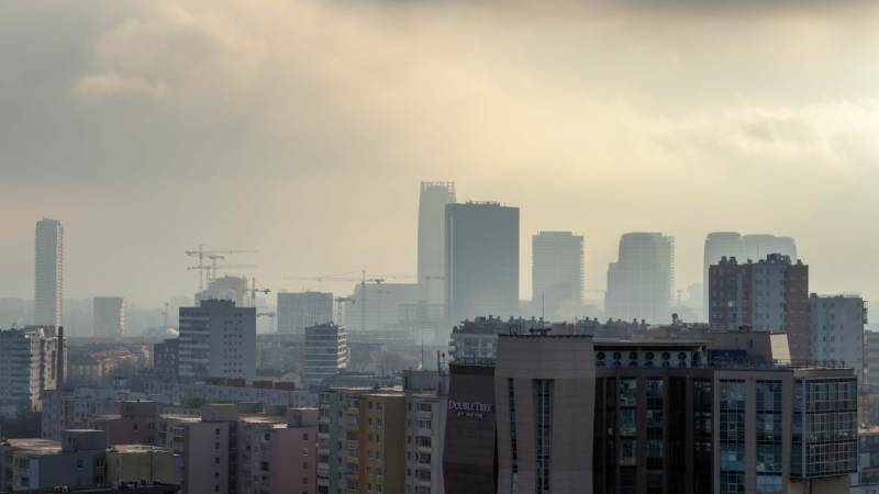 I na predaj 2i byt v komplexe Tri Veže na Bajkalskej - Panoráma mesta Bratislava - Nové Mesto na ulici Bajkalská s rozostavanými vežiakmi a žeriavmi.