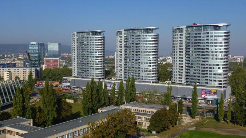 I na predaj 2i byt v komplexe Tri Veže na Bajkalskej - Tri moderné veže v Bratislave - Novom Meste na Bajkalskej ulici v pozadí s mestskou panorámou.