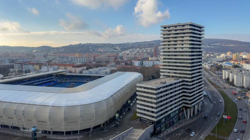 I na predaj 2i byt v komplexe Tri Veže na Bajkalskej - Výhľad na Bajkalskú ulicu v Bratislave - Novom Meste so štadiónom a vežiakom.