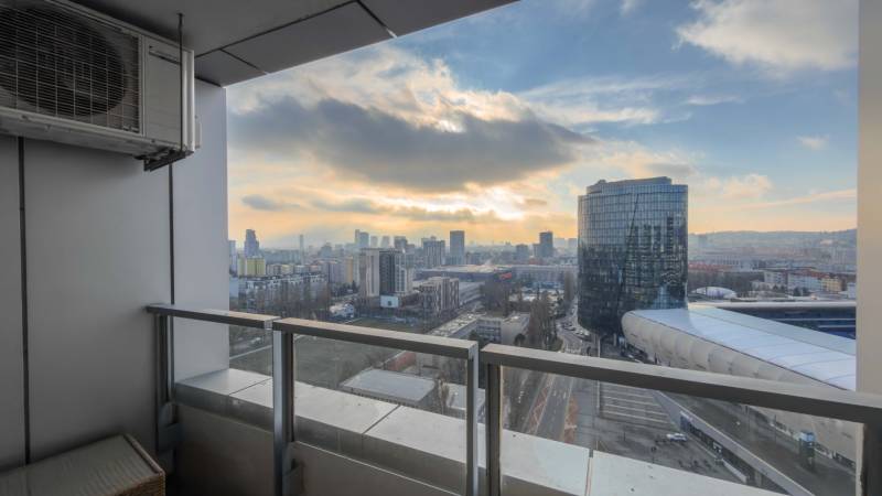 I na predaj 2i byt v komplexe Tri Veže na Bajkalskej - Výhľad z balkóna na panorámu Bratislavy - Nové Mesto z Bajkalskej ulice.