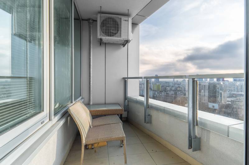 I na predaj 2i byt v komplexe Tri Veže na Bajkalskej - Balkón s posedením v 2-izbovom byte s výhľadom na Bratislavu, Bajkalskú.