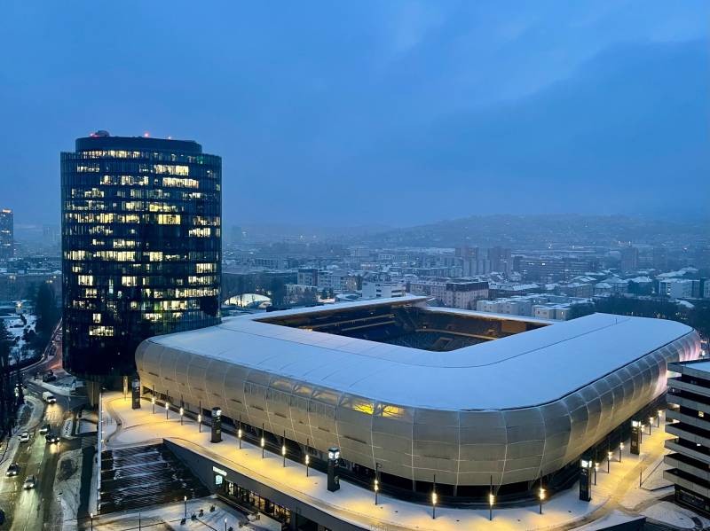 I na predaj 2i byt v komplexe Tri Veže na Bajkalskej - Zimný pohľad na osvetlený štadión a kancelársku budovu na Bajkalskej v Bratislave - Novom Meste.