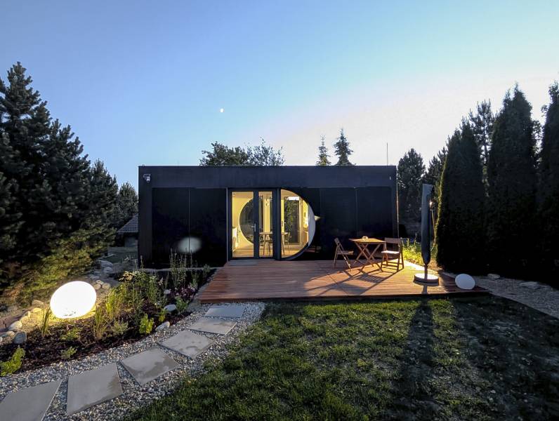I Predaj Ecocapsule – autonómne ekologické bývanie - Zvláštne nehnuteľnosti v Bratislave so záhradou, drevenou terasou a okrasným osvetlením.