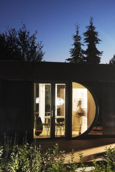 I Predaj Ecocapsule – autonómne ekologické bývanie - Večerný pohľad na zvláštnu nehnuteľnosť v Bratislave, osvetlená interiérová miestnosť.