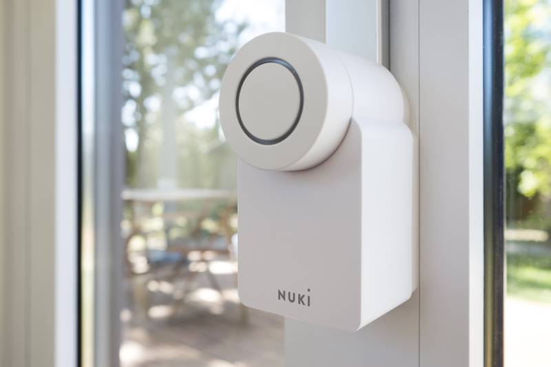 I Predaj Ecocapsule – autonómne ekologické bývanie - Inteligentný zámok na dverách v interiéri so skleneným výhľadom do záhrady.