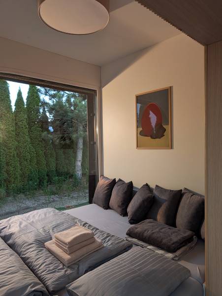 I Predaj Ecocapsule – autonómne ekologické bývanie - Spálňa so zaujímavým výhľadom a podlahou s dreveným dekorom, Zvláštne nehnuteľnosti.