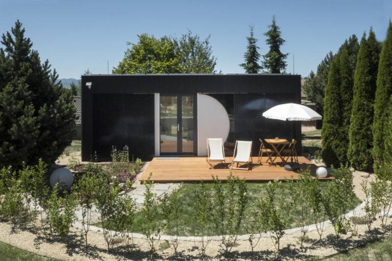 I Predaj Ecocapsule – autonómne ekologické bývanie - Zvláštna nehnuteľnosť v Bratislave s terasou, ležadlami a slnečníkom v záhrade.