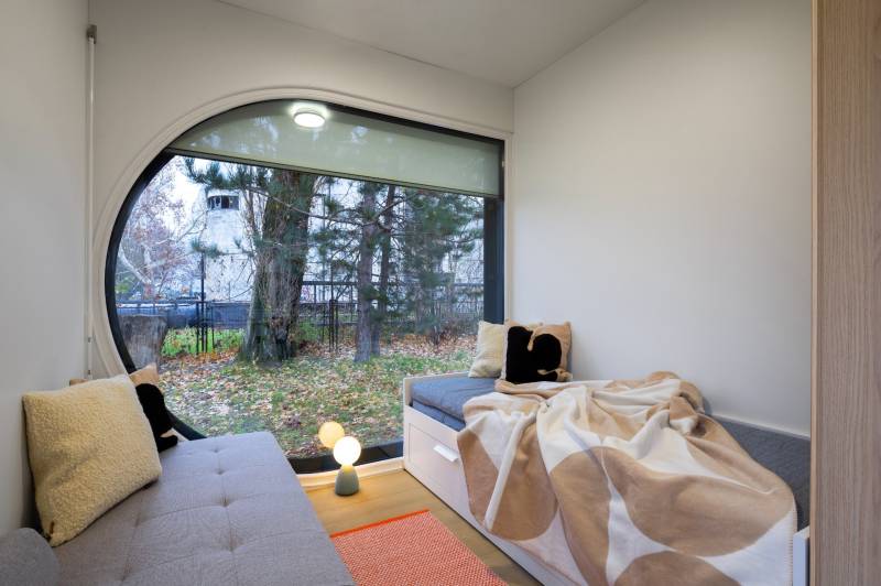 I Predaj Ecocapsule – autonómne ekologické bývanie - Interiér izby so zaobleným oknom, pohľad do záhrady, Zvláštne nehnuteľnosti.
