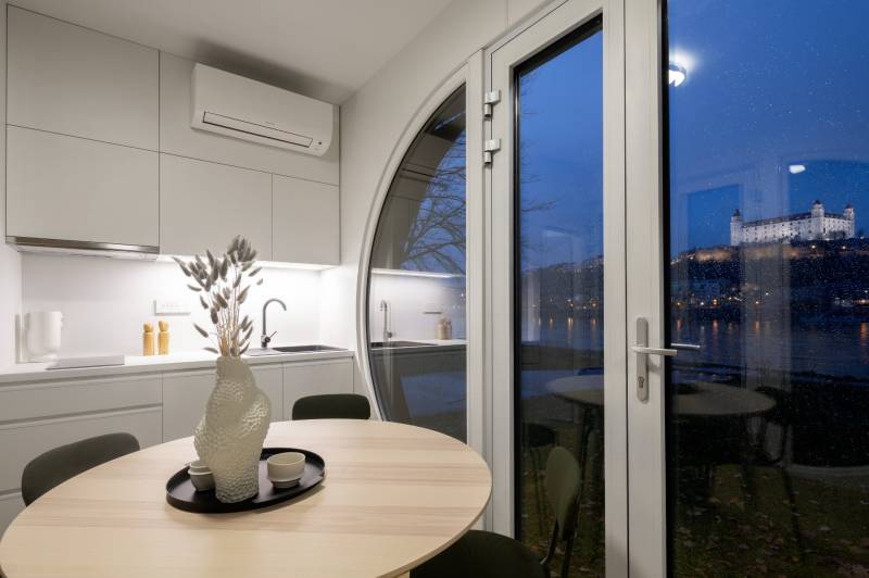 I Predaj Ecocapsule – autonómne ekologické bývanie - Kuchyňa so stolom a výhľadom na Bratislavský hrad, zvláštne nehnuteľnosti.