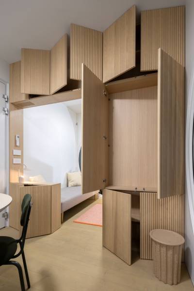 I Predaj Ecocapsule – autonómne ekologické bývanie - Interiér so skriňami, rozkladacou posteľou a podlahou s dreveným dekorom. Zvláštne nehnuteľnosti.