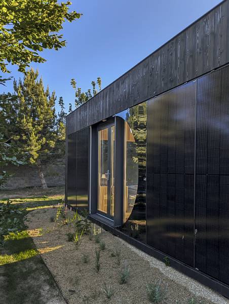 I Predaj Ecocapsule – autonómne ekologické bývanie - Zvláštne nehnuteľnosti v Bratislave: moderný čierny dom so záhradou a drevenými akcentmi.