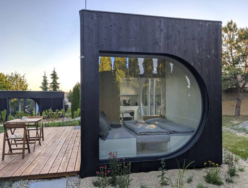 I Predaj Ecocapsule – autonómne ekologické bývanie - Zvláštne nehnuteľnosti v Bratislave s veľkým oknom a drevenou terasou v prírode.
