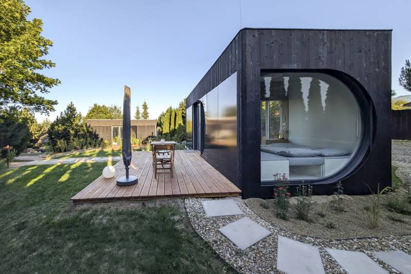 I Predaj Ecocapsule – autonómne ekologické bývanie - Moderná čierna budova so záhradou a drevenou terasou v Bratislave, zvláštne nehnuteľnosti.