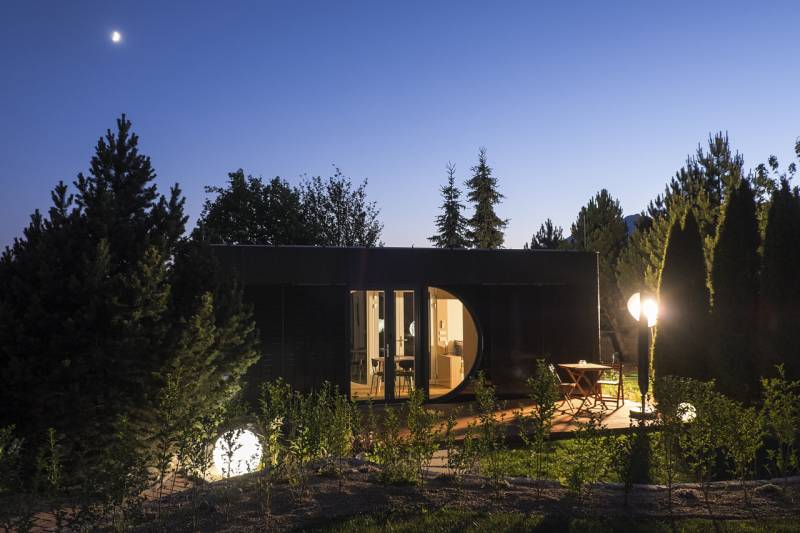 I Predaj Ecocapsule – autonómne ekologické bývanie - Nočný pohľad na zvláštne nehnuteľnosti v Bratislave, osvetlené lampy v záhrade.