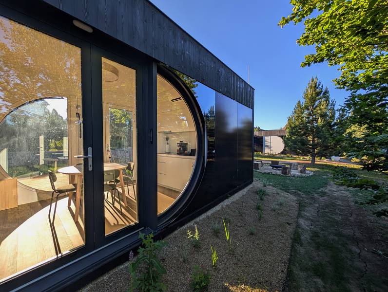 I Predaj Ecocapsule – autonómne ekologické bývanie - V Bratislave Zvláštne nehnuteľnosti s unikátnym kruhovým oknom a terasou obklopenou zeleňou.