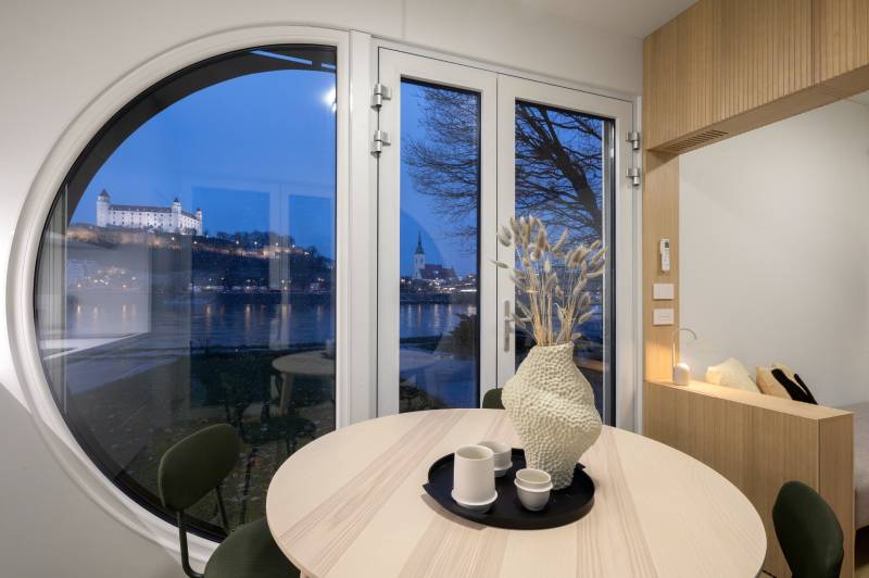 I Predaj Ecocapsule – autonómne ekologické bývanie - Interiér zvláštnej nehnuteľnosti s kruhovým oknom, výhľad na Bratislavský hrad.