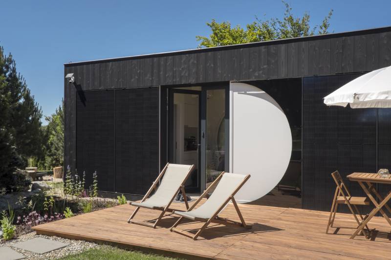 I Predaj Ecocapsule – autonómne ekologické bývanie - Terasa so slnečníkom a lehátkami na Zvláštnych nehnuteľnostiach v Bratislave.