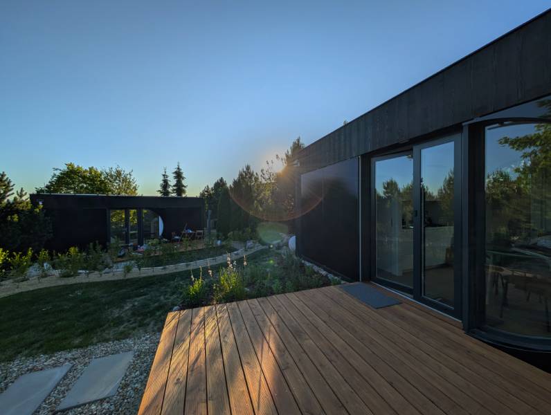 I Predaj Ecocapsule – autonómne ekologické bývanie - Zvláštne nehnuteľnosti v Bratislave, drevená terasa, záhrada, moderné stavby, zapadajúce slnko.