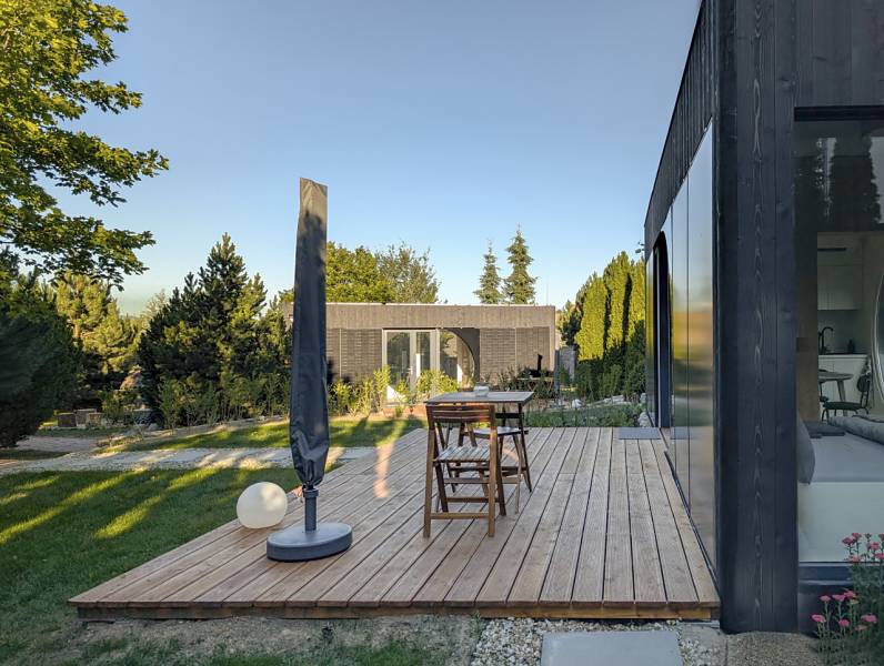 I Predaj Ecocapsule – autonómne ekologické bývanie - Záhrada so zvláštnou nehnuteľnosťou v Bratislave, terasa s podlahou s dreveným dekorom.