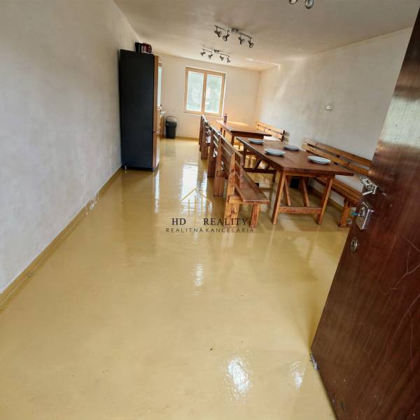 Predaj, výrobný a veľkoobchodný areál v okrese Veľký Krtíš - Výrobné priestory s dreveným nábytkom a hladkou podlahou.