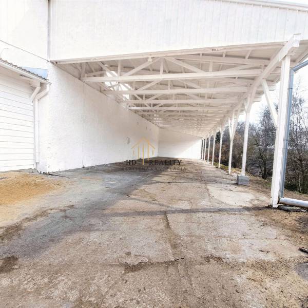 Predaj, výrobný a veľkoobchodný areál v okrese Veľký Krtíš - Exteriér výrobných priestorov vo Veľkom Krtíši s betónovou podlahou a bielymi stenami.