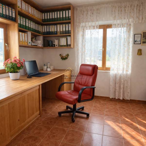 Predaj, výrobný a veľkoobchodný areál v okrese Veľký Krtíš - Interiér kancelárie s červenou stoličkou, písacím stolom a policami s dokumentmi.