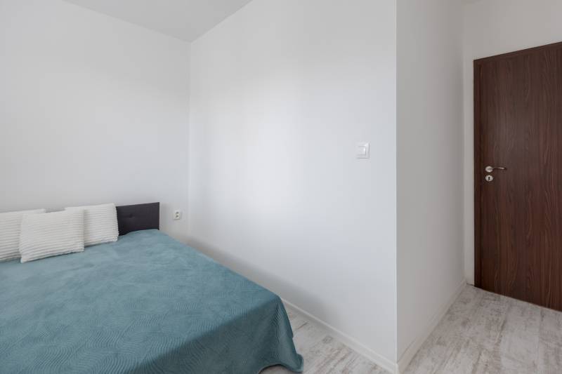 Prenájom Štýlový 2-iz bový byt pri OC Central BEZ PROVÍZIE!!!!  - Spálňa v 2-izbovom byte s posteľou, vankúšmi a drevenými dverami.