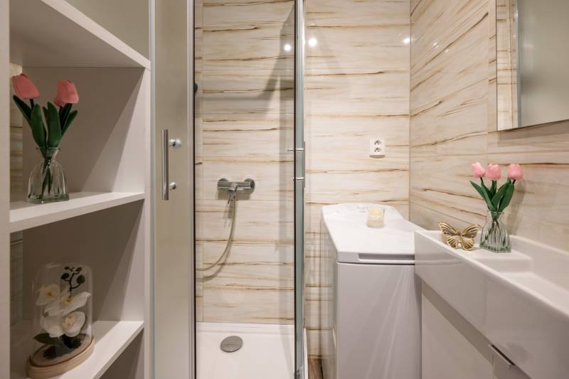 Prenájom Štýlový 2-iz bový byt pri OC Central BEZ PROVÍZIE!!!!  - Kúpeľňa s kvetmi, sprchovacím kútom, umývadlom a zrkadlom v 2-izbovom byte.