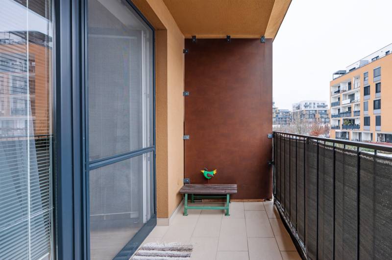 Prenájom 1-izbového bytu, Béžová, Béžová, Petržalka - REZERVOVANÉ - Balkón 1-izbového bytu na Béžovej ulici v Bratislave - Petržalke.