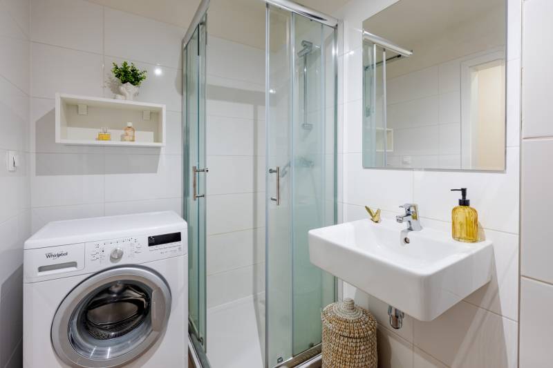 Prenájom 1-izbového bytu, Béžová, Béžová, Petržalka - REZERVOVANÉ - Kúpeľňa s práčkou, sprchou a umývadlom v 1-izbovom byte.