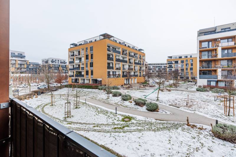 Prenájom 1-izbového bytu, Béžová, Béžová, Petržalka - REZERVOVANÉ - Sídlo obklopené zasneženými chodníkmi a zeleňou v Bratislave - Petržalke na Béžovej ulici.