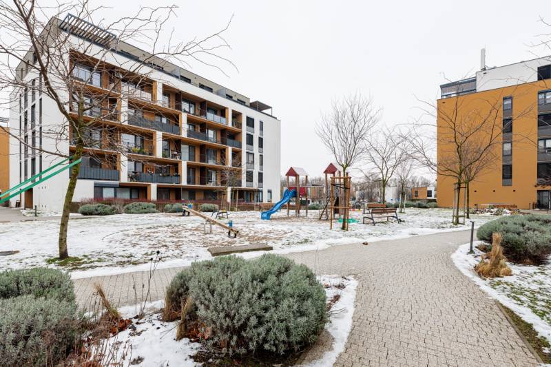 Prenájom 1-izbového bytu, Béžová, Béžová, Petržalka - REZERVOVANÉ - Bytový dom na Béžovej ulici v Bratislave - Petržalke s detským ihriskom a zimnou atmosférou.