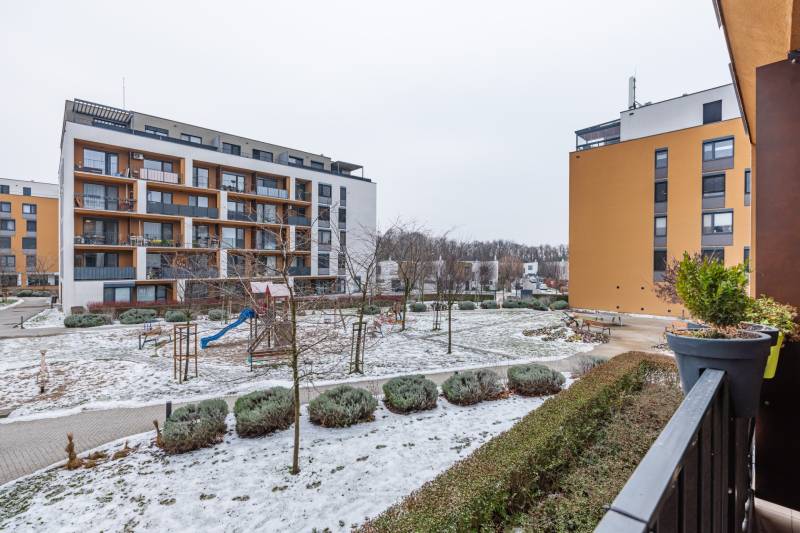 Prenájom 1-izbového bytu, Béžová, Béžová, Petržalka - REZERVOVANÉ - Zasnežený dvor s ihriskom medzi bytovými domami v Bratislave na Béžovej ulici.