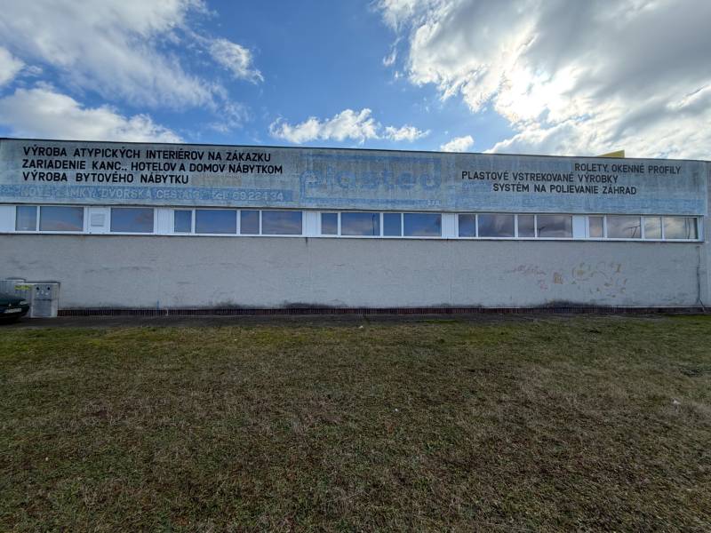 Predám skladovú halu v Nových Zámkoch - Priemyselná budova pre výrobu nábytku na Dvorskej ceste v Nových Zámkoch.