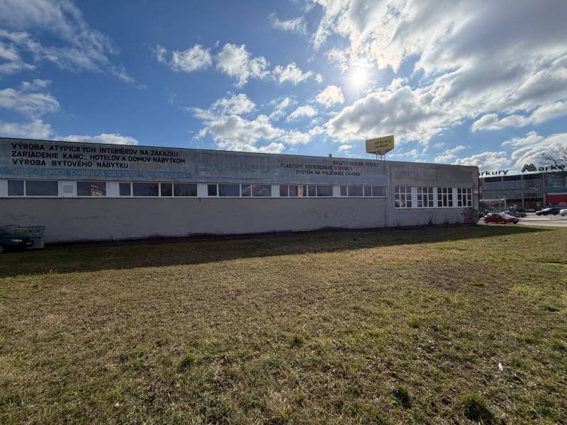 Predám skladovú halu v Nových Zámkoch - Budova v Nových Zámkoch na ulici Nové Zámky, kategória Sklady a haly.