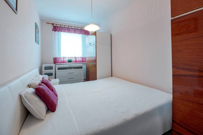 Predaj 4-izbového bytu, Vyšehradská, Vyšehradská, Petržalka - Spálňa s bielym posteľným prádlom a skrinkami, 4-izbový byt.